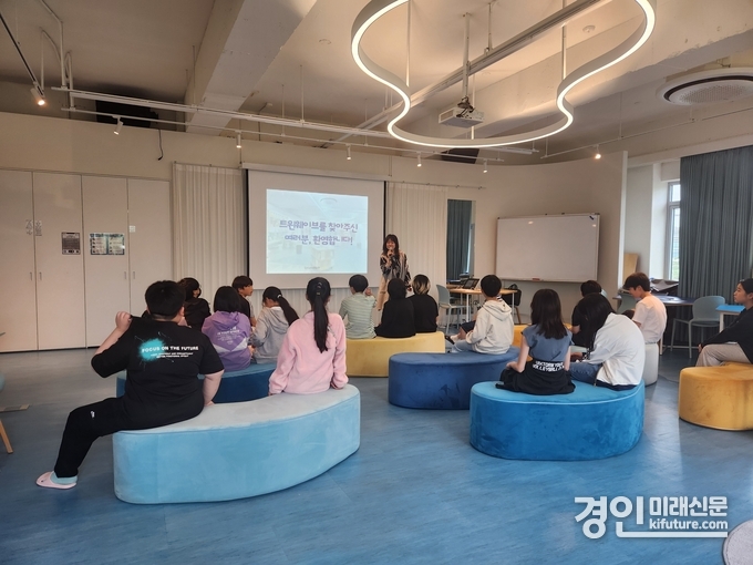 슬기샘어린이도서관이 진로체험을 운영하고 있다. <사진=수원문화재단>