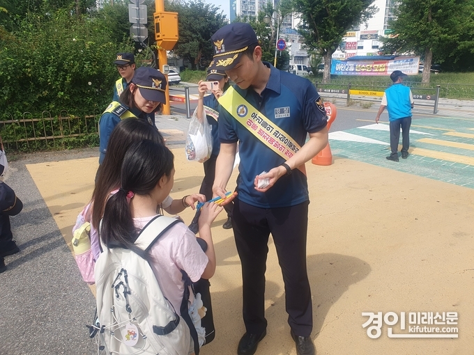 광명경찰서 관계자들이 아동 범죄 예방에 대해 홍보를 하고 있다. <사진=광명경찰서>