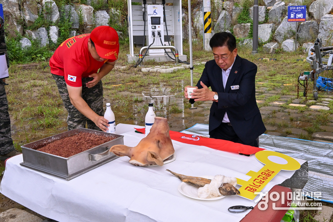 전진선 양평군수가 해병대양평군전우회 신규 차량 안전기원제에 참여하고 있다. <사진=양평군>