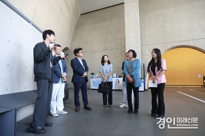 시흥시의회 의원 연구단체 ‘시흥아트센터 정착 및 운영방안 연구회’가 지난 15일 LG아트센터를 둘러보고 있다. <사진=시흥시의회>