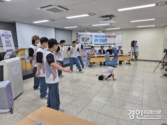 ‘2025 배틀오브더이어 월드파이널’ 대회 개최에 앞서 16일 화성종합경기타운 대회의실에서 언론인을 초청해 대회 의미와 운영 방향을 공유하기 위한 미디어데이 행사에서 시범공연을 펼치고 있다. <사진=민경호 기자>