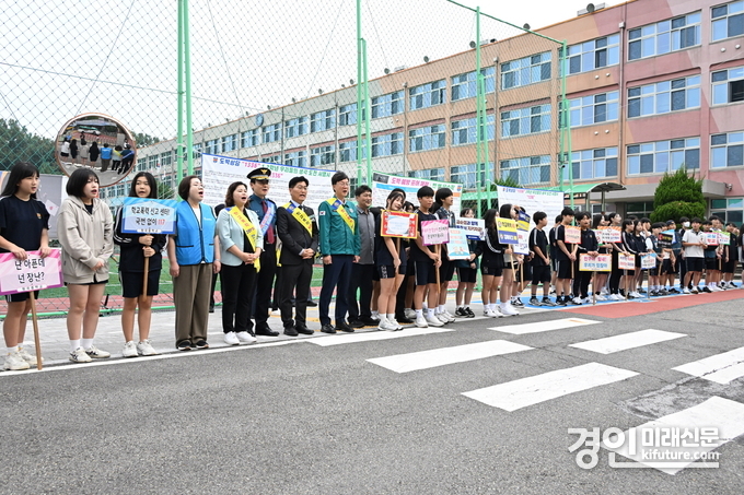 이민근 안산시장(왼쪽 8번째)이 원곡중 청소년 도박 NO! 근절 캠페인에 동참하고 있다. <사진=안산시>