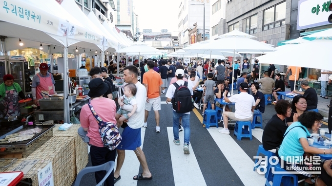 관광객들이 ‘안성 장마당 축제’를 즐기고 있다. <사진=안성시>
