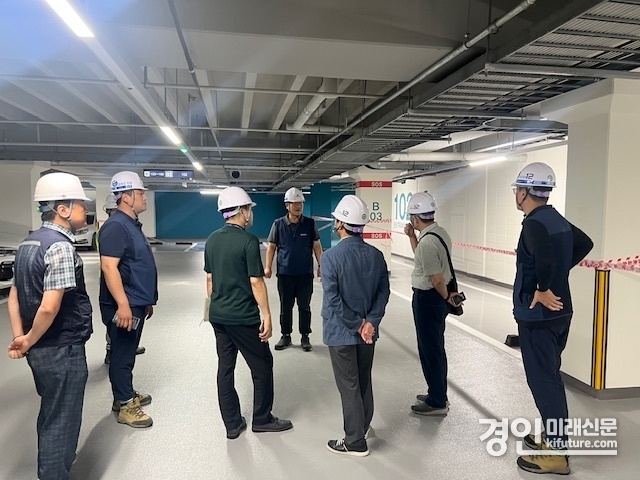 용인시 관계자들이 삼가2지구 '힐스테이트 용인포레'에 대한 특별 품질 점검을 실시하고 있다. <사진=용인시>