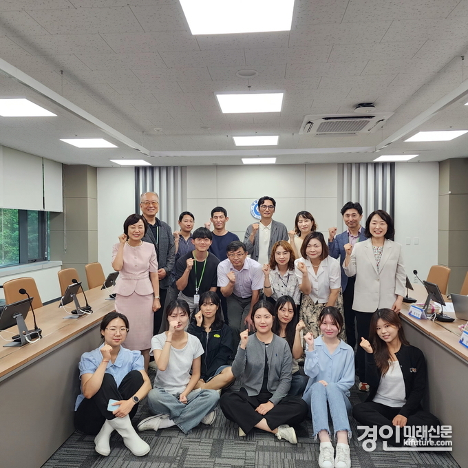 수원시 관계자들과 아주대 블루익스트림 학생팀과 간담회를 진행하고 기념촬영을 하고 있다. <사진=수원시>