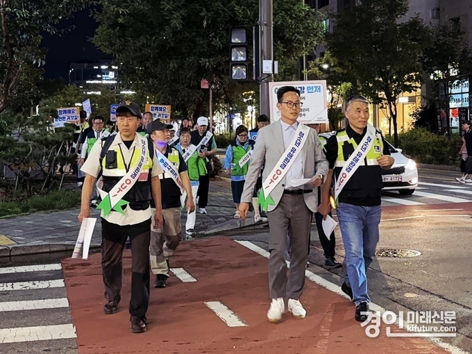 남양주시 다산행정복지센터가 청소년 안심귀가 · 아이먼저 캠페인을 민관합동으로 진행하고 있다. <사진=남양주시>