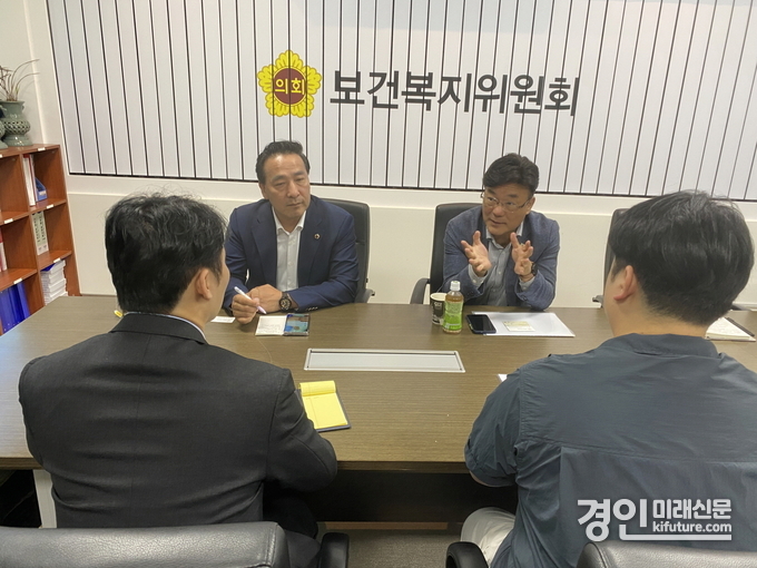 김용성·최만식 경기도의원이 경기도 청년과 함께 HPV 백신 지원 확대를 논의하고 있다. <사진=경기도의회>
