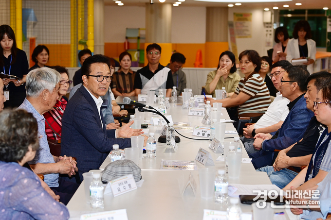 인천 연수구가 더 가까이 ‘찾아가는 아파트 주민소통 간담회’를 진행하고 있다. <사진=연수구>