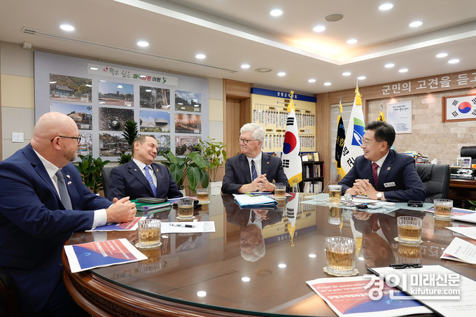 전진선 양평군수(오른쪽)가 프랑스 관계자와 우호 협력에 대해 논의하고 있다. <사진=양평군>
