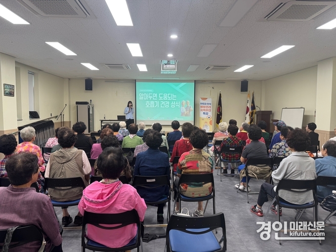 안성시가 노인대학에서 알레르기 질환 인식 향상 교육을 실시하고 있다. <사진=안성시>