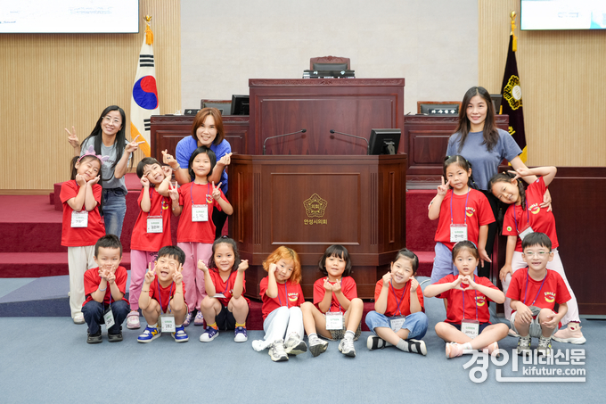아이린어린이집 꼬마의원들이 열린의회 운영교실에 참여한 가운데 기념촬영을 하고 있다. <사진=안성시의회>