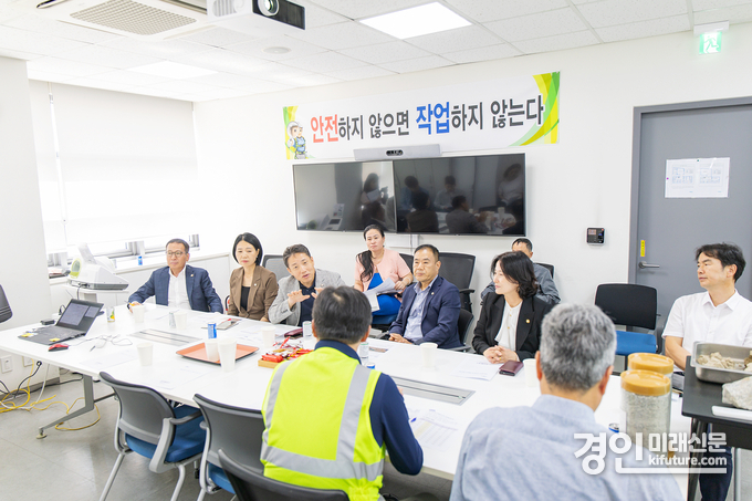 화성특례시의회 경제환경위원회가 지난 18일 (주)삼표산업 화성사업소 관계자들과 간담회를 갖고 있다. <사진=화성시의회>