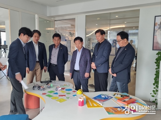인천교육위 위원들이 영국·프랑스 교육현장을 둘러보고 있다. <사진=인천시의회>