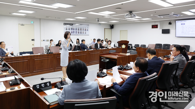 시흥시의회가 19일 의회운영위원회 회의장에서 시의원과 의회사무국 직원을 대상으로 전문성 향상 직무교육을 실시하고 있다. <사진=시흥시의회>
