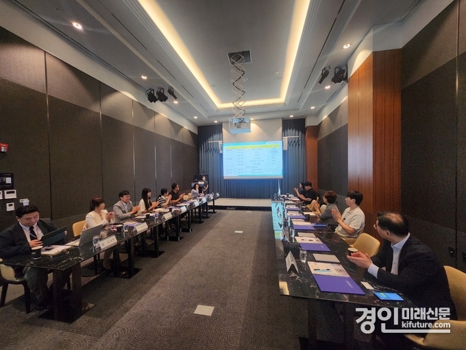 화성시여성가족청소년재단 화성여성새로일하기센터는 지난 18일 포포인츠바이쉐라톤 세미나실에서 '2025년 경력단절예방지원사업 기업간담회'를 진행하고 있다. <사진=화성시여성가족청소년재단>