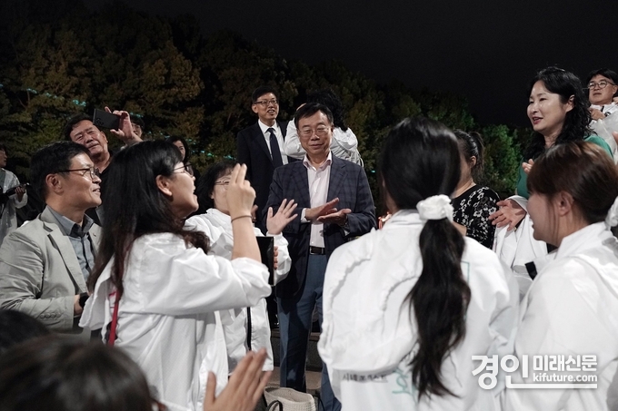 신상진 성남시장이 개막식을 마치고 시민들과 대화를 나누고 있다. <사진=성남시>