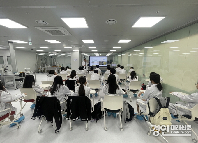 경기시흥 SNU 제약바이오인력양성센터가 18일 초·중·고등학생을 대상으로 진로체험 프로그램을 진행하고 있다. <사진=시흥시>