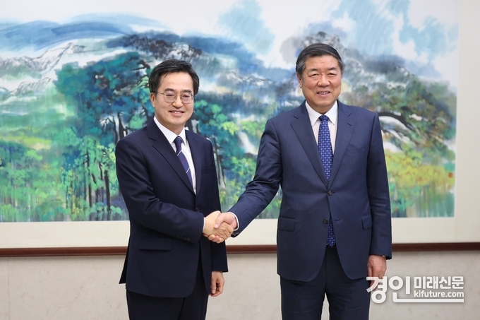 허리펑 중국공산당 정치국위원 겸 중국 국무원 부총리가 2023년 11월 베이징을 방문한 김동연 지사(왼쪽)를 반갑게 맞이하고 있다. <사진=경기도>