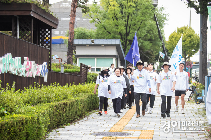 제5회 인천서구 청년주간을 맞아 50여 명의 청년들이 서구대장정을 진행하고 있다. <사진=서구>