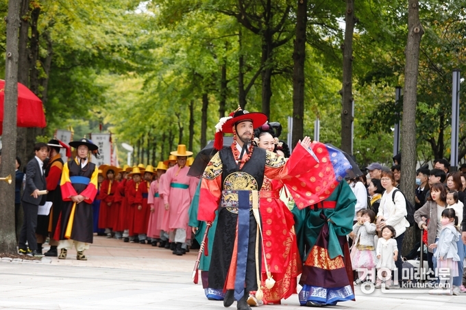 정조대왕을 재현하는 이가 능행차 종착지에 도착해 시민들에게 인사를 하고 있다. <사진=화성시>