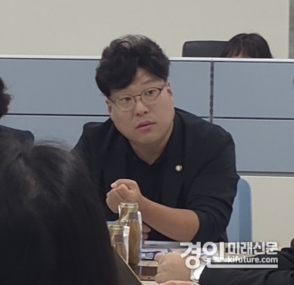 화성특례시의회 의회운영위원장, 도시건설위원회 소속 김영수 의원이 동탄 현민초 옹벽 붕괴 민원관련 간담회를 갖고 있다. <사진=화성시의회>