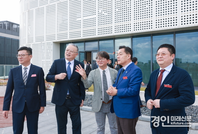 이재준 시장이 동방미곡에 대한 설명을 듣고 있다. <사진=수원시>