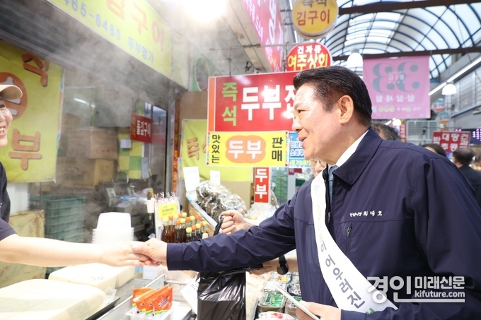 최대호 안양시장이 안양중앙시장 상인과 대화를 나누고 있다. <사진=안양시>