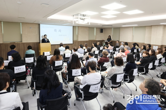 김성제 의왕시장이 장애인가족센터 10주년 기념식에서 축사를 하고 있다. <사진=의왕시>