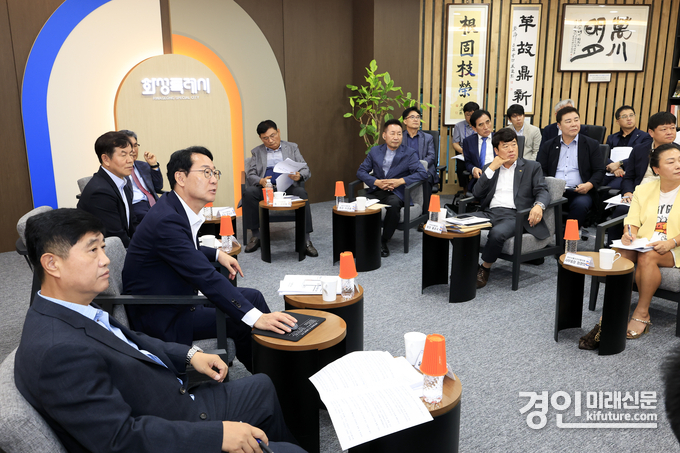 정명근 화성시장(왼쪽 2번째)과 산업단지 입주기업 협의회 대표들이 간담회를 진행하고 있다. <사진=화성시>