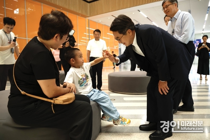 김동연 경기지사가(오른쪽)이 한 어린이와 하이파이브를 하고 있다. <사진=경기도>