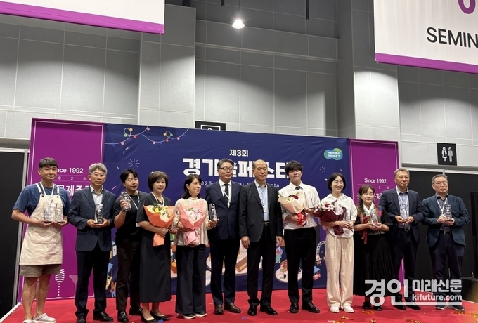 ‘경기술페스타’ 수상자와 관계자들이 기념촬영을 햐고 있다. <사진=경기도>