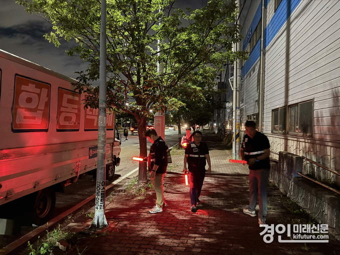 시흥시 관계자들이 자가용 화물자동차 불법 유상 운송 예방 캠페인 및 특별단속을 펼치고 있다. <사진=시흥시>