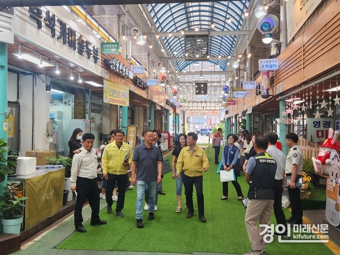 안성시가 추석 명절을 앞두고 전통시장 합동점검을 실시하고 있다. <사진=안성시>