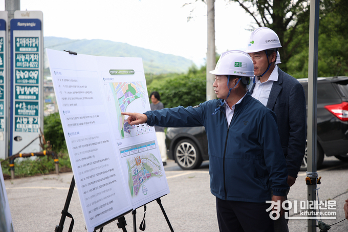주광덕 남양주시장이 지난 7월 카카오 '디지털 허브'가 들어설 왕숙 도시첨단산업단지 부지를 점검하고 있다. <사진=남양주시>