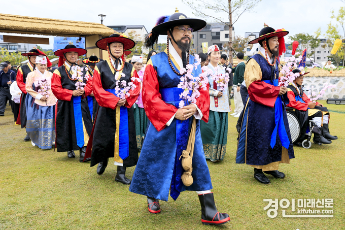 정명근 화성시장(왼쪽)이 격쟁행사에 참여하고 있다. <사진=화성시>