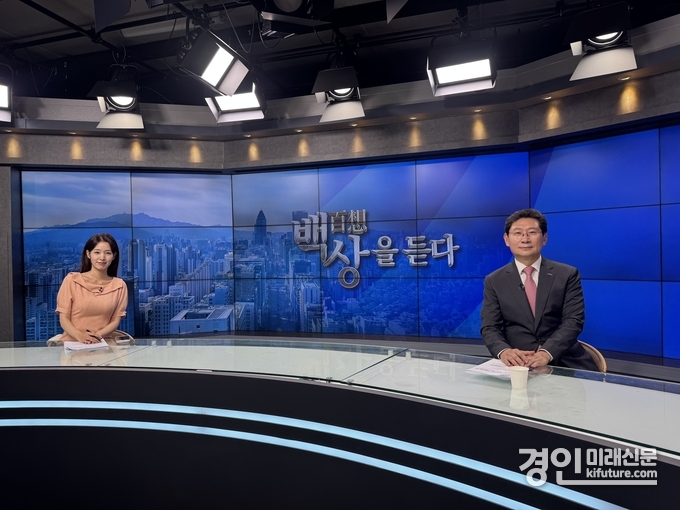 이상일 용인시장(오른쪽)이 26일 서울경제TV '백상을 듣다'에 출연해 용인 반도체 프로젝트와 교통 인프라 확충 계획 등을 설명하고 있다. <사진=용인시>