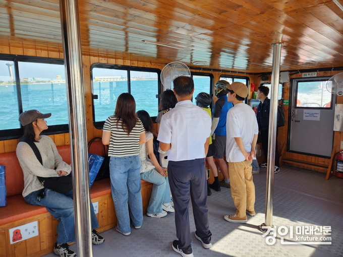 안산시가 인플루언서를 대상으로 대부도 뱃길의 매력 알리는 팸투어를 진행하고 있다. <사진=안산시>
