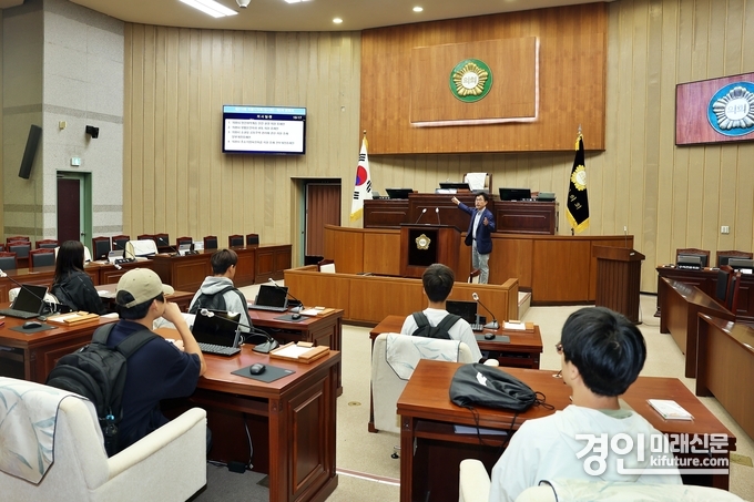 김태흥 의왕시의회 부의장이 대안학교 학생들에게 의회의 역할에 대해 설명을 해주고 있다. <사진=의왕시의회>