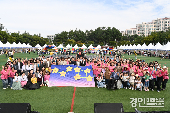 ‘2025년 이음터 마을동아리 연합 축제 with 다원 책크닉’ 관계자들이 기념촬영을 하고 있다. <사진=화성시의회>