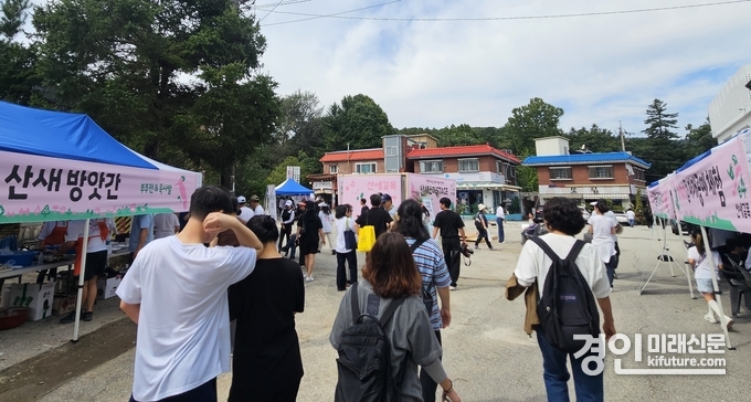 시민들이 남양주시 ‘제1회 산새소리 축제’를 즐기고 있다. <사진=남양주시>