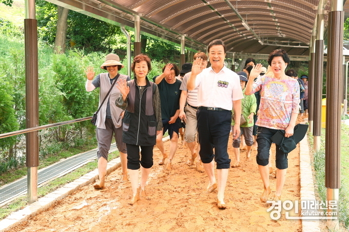 김성제 의왕시장(오른쪽 2번째)이 장안마을 황톳길을 걷고 있다. <사진=의왕시>