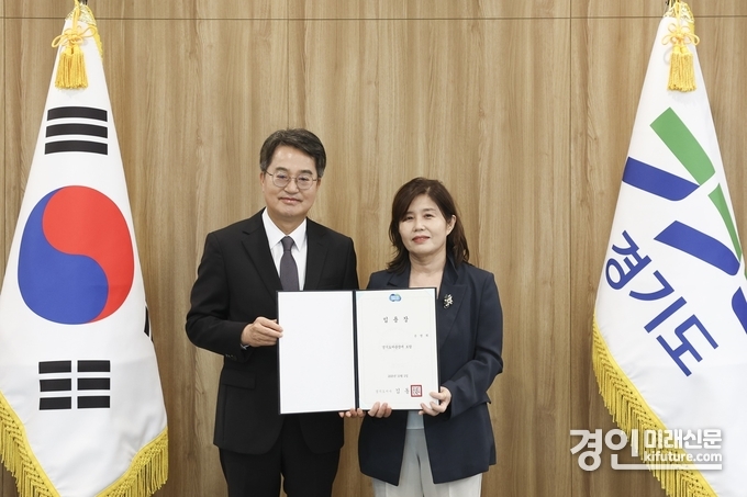 김동연 경기지사(왼쪽)가 윤명희 경기도서관장에게 임용장을 수여하고 기념촬영을 하고 있다. <사진=경기도>