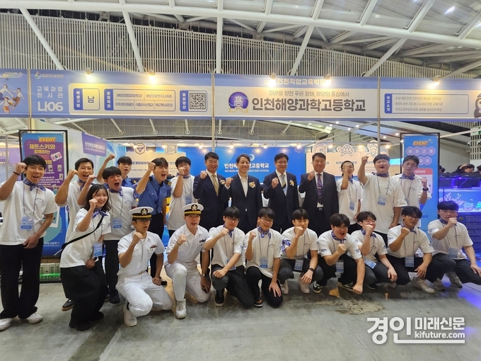 인천시의회 이용창 교육위원장이 ‘2025 인천직업교육박람회’에서 관계자들과 기념촬영을 하고 있다. <사진=인천시의회>