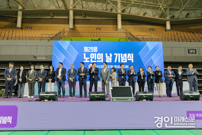 노인의 날 기념식에서 내외빈들이 기념촬영을 하고 있다. <사진=화성시의회>