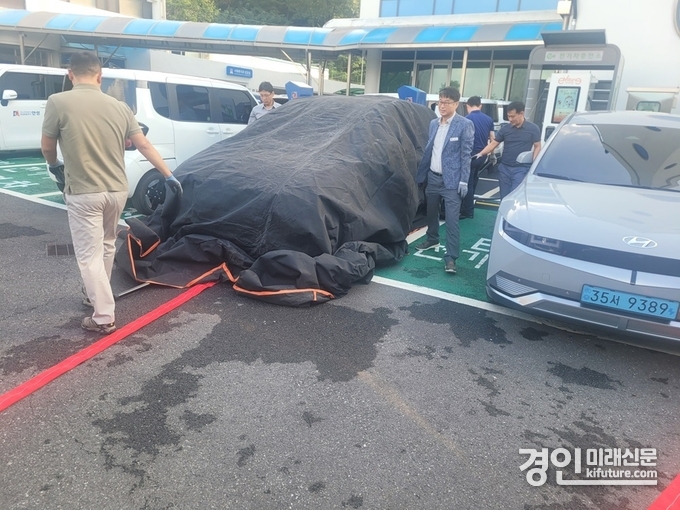 안성시가 EV공용차량 충전시설 화재진압 대응 훈련을 실시하고 있다. <사진=안성시>