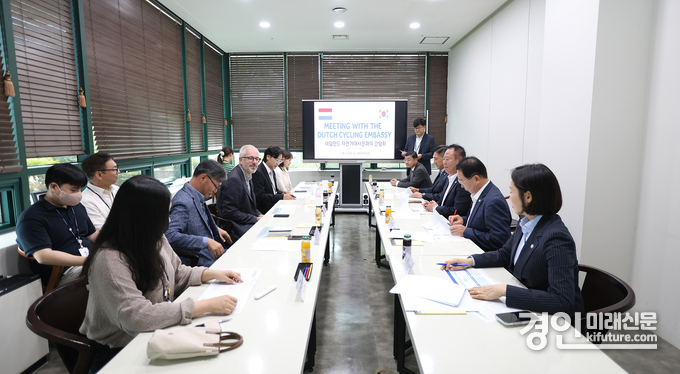 시흥시의회 도시환경위원회가 친환경 교통교류를 위해 네덜란드 자전거 대사관과 간담회를 갖고 있다. <사진=시흥시의회>