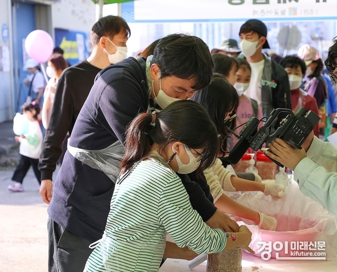 월곶축제에 방문한 관광객들이 새우젓 담그기 체험 프로그램에 참여하고 있다. <사진=시흥시>