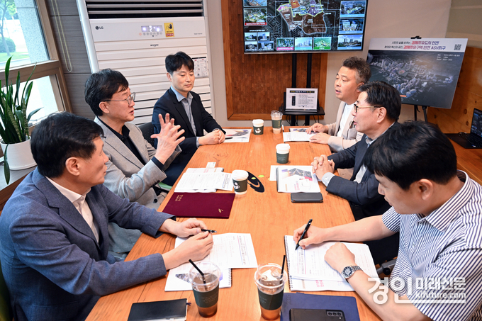 안산시가 경기경제청과 ASV 경제자유구역 신속 개발추진에 대해 논의하고 있다. <사진=안산시>