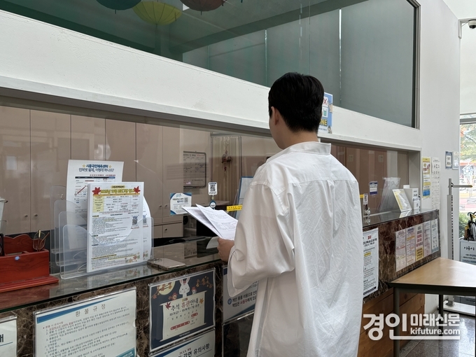 한 시민이 시흥국민체육센터에서 ‘무료 팩스 서비스’를 이용하고 있다. <사진=시흥도시공사>