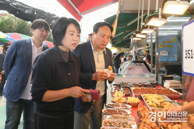 이권재 오산시장(왼쪽 2번째)이 추석맞이 전통시장 장보기 행사에 동참하고 있다. <사진=오산시>